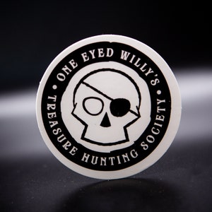 Pegatina de la Sociedad de Caza del Tesoro de One Eyed Willy - Perfecto para los fanáticos de los Goonies y cazadores de tesoros piratas
