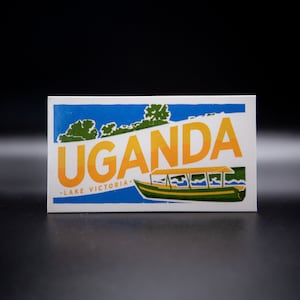 Uganda Travel Sticker: Entdecke die Quelle des Nils am Viktoriasee - Boot Illustration mit üppigem Grün