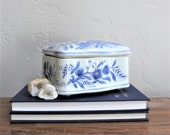 Vintage Chinoiserie Box, Porcelain Trinket Dish, Lidded Jar, Blue and White Jar, Vanity Jar, Decorative Box, Chinoiserie Decor, Jewelry Box