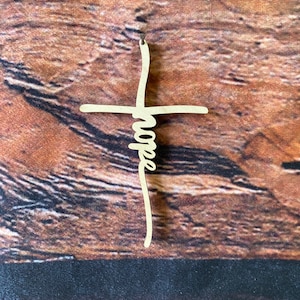 K&ouml;nnte beinhalten: Ein Holzkreuz mit dem Wort "Hope" in Kursivschrift auf dem vertikalen Balken.