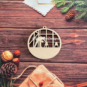 Peut inclure: Une décoration de Noël en bois en forme de cercle avec une silhouette d'une personne travaillant sur un chantier de construction à l'intérieur. La décoration est brute et prête à être peinte ou teintée.