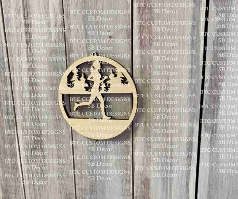 Peut inclure: Une d&eacute;coupe en bois d'un coureur avec des arbres de chaque c&ocirc;t&eacute;. Le coureur est en position de course, les bras pli&eacute;s aux coudes. La d&eacute;coupe est sur un fond en bois avec le texte "BTC CUSTOM DESIGNS 5B Decor" r&eacute;p&eacute;t&eacute; plusieurs fois.