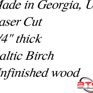K&ouml;nnte beinhalten: Unbehandeltes Holzschild, lasergeschnitten aus 6 mm dickem baltischem Birkenholz. Hergestellt in Georgia, USA. *Lasergeschnitten *6 mm dick *Baltisches Birkenholz *Unbehandeltes Holz BTC CUSTOM DESIGNS LLC