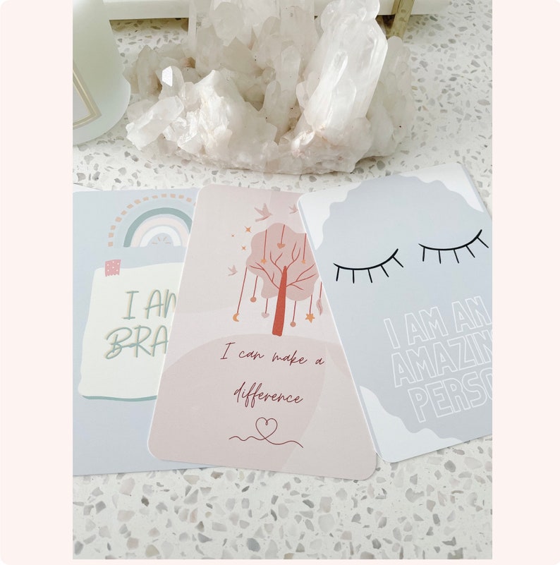 Puede incluir: Tres tarjetas de afirmaci&oacute;n con fondos pastel e ilustraciones coloridas. La primera tarjeta dice "Soy valiente". La segunda tarjeta dice "Puedo marcar la diferencia". La tercera tarjeta dice "Soy una persona incre&iacute;ble".