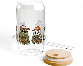Peut inclure: Un verre à boire transparent en forme de canette avec un couvercle en bambou et une paille en verre. Le verre présente un motif sur le thème d'Halloween de fantômes de dessins animés portant des chapeaux et tenant des seaux à bonbons en forme de citrouille. Un chapeau dit "Spooky".