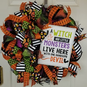 Wieniec z siatki dekoracyjnej na Halloween, czarownica i jej małe potwory mieszkają tutaj z jednym przystojnym diabłem, wstążka z kukurydzy cukrowej, paski, wstążka z latarnią Jacko