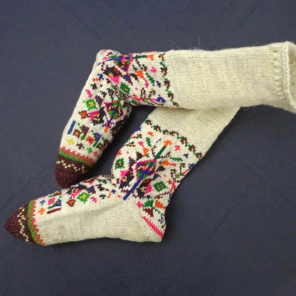 Vintage Bulgaarse handgebreide wollen sokken. Handgemaakte folkloristische sokken. Authentieke volkskunst Traditionele hoge damessokken