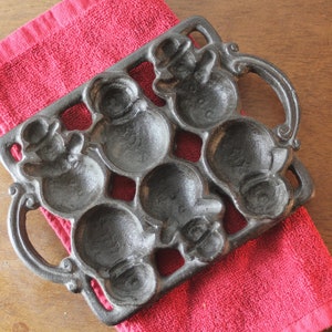 Cast Iron snowman shaped Muffin Pan, restored John Wright snowman Pan, Cast Iron baking pan with 8 Cups, brownie pan, cast iron cookware