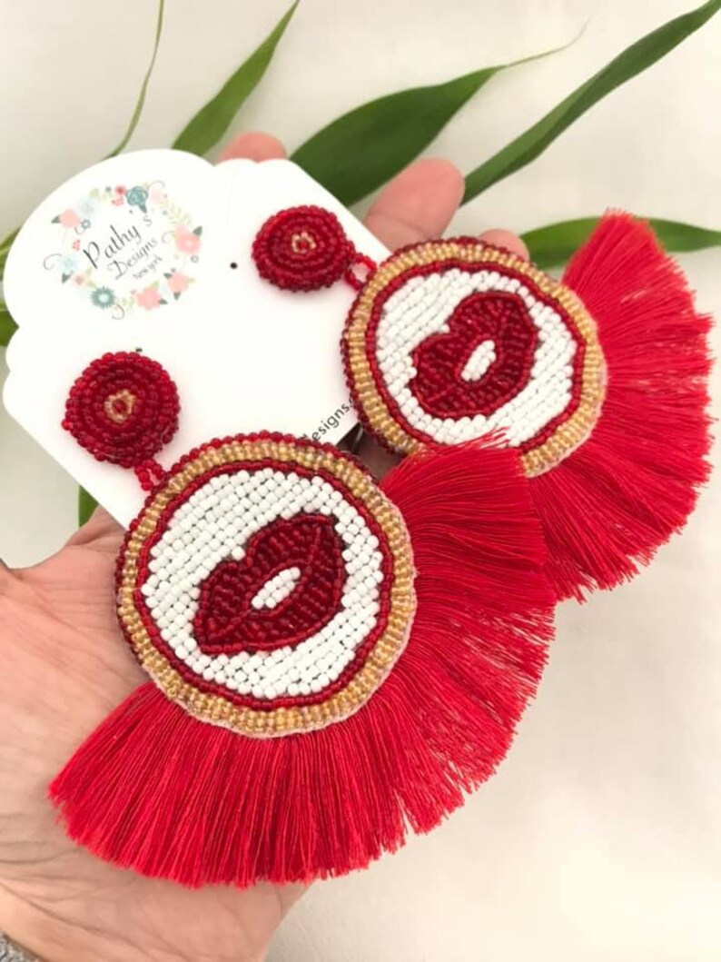 summer-gift idea-accessories-pantallas-zarcillos tassel red earring Earring lips big earring-lips-red and white-handmade-beads-valentines