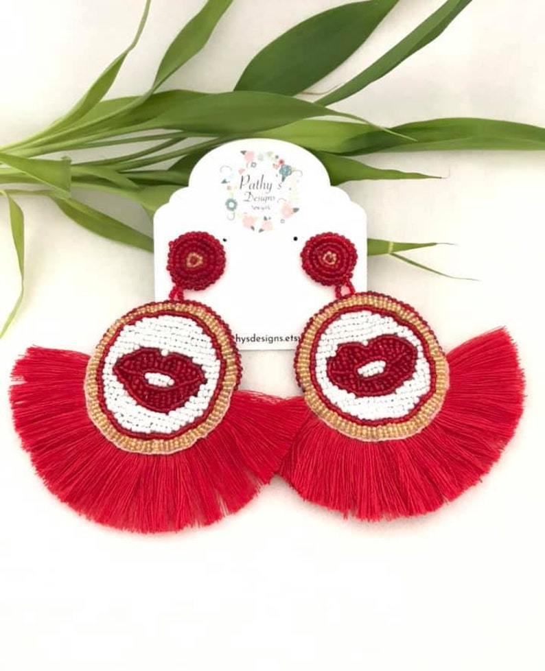 summer-gift idea-accessories-pantallas-zarcillos tassel red earring Earring lips big earring-lips-red and white-handmade-beads-valentines