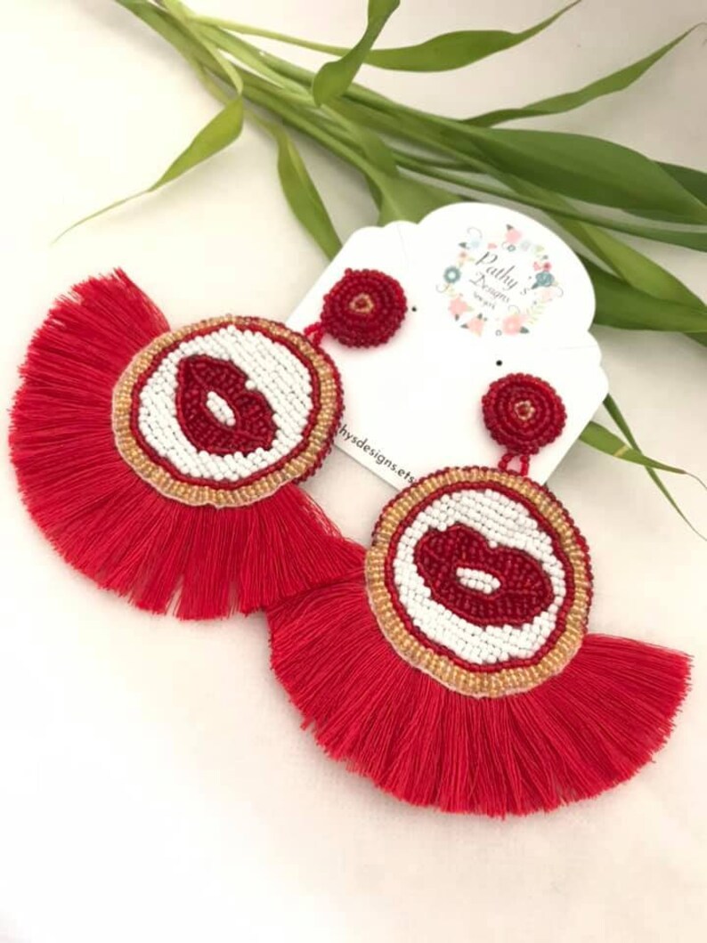 summer-gift idea-accessories-pantallas-zarcillos tassel red earring Earring lips big earring-lips-red and white-handmade-beads-valentines