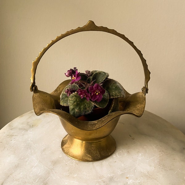 Vintage Brass Trinket Dish with Wavy Edge, Vintage Brass Pedestal Indoor Planter,  French Style Brass Candy Dish, Grandmillenial Brass