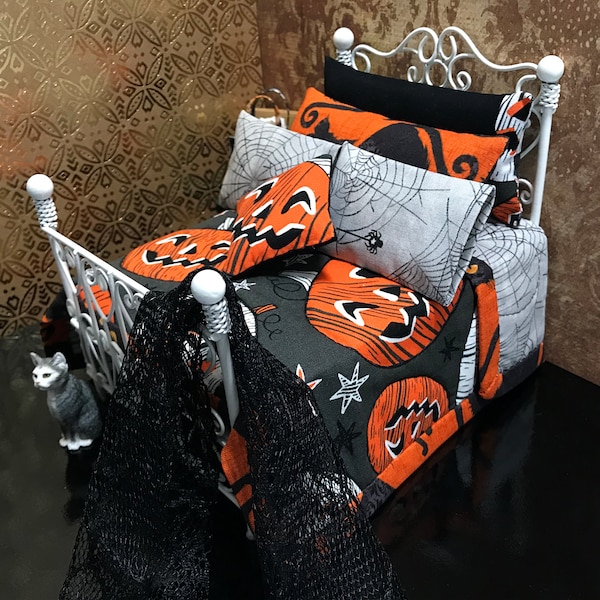 Poppenhuis beddengoed, Halloween quilt, Halloween deken, pompoen pop quilt, kussens met spinnen, Halloween poppenhuis, spookachtig poppenhuis