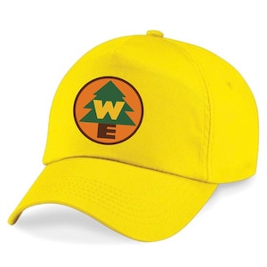 Puede incluir: Gorra de béisbol amarilla con un parche circular que presenta un pino verde, una 'W' y una 'E' marrones en un círculo, y un fondo naranja.