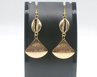 Boucles d/'oreilles et tissu wax cauri coquillage dore
