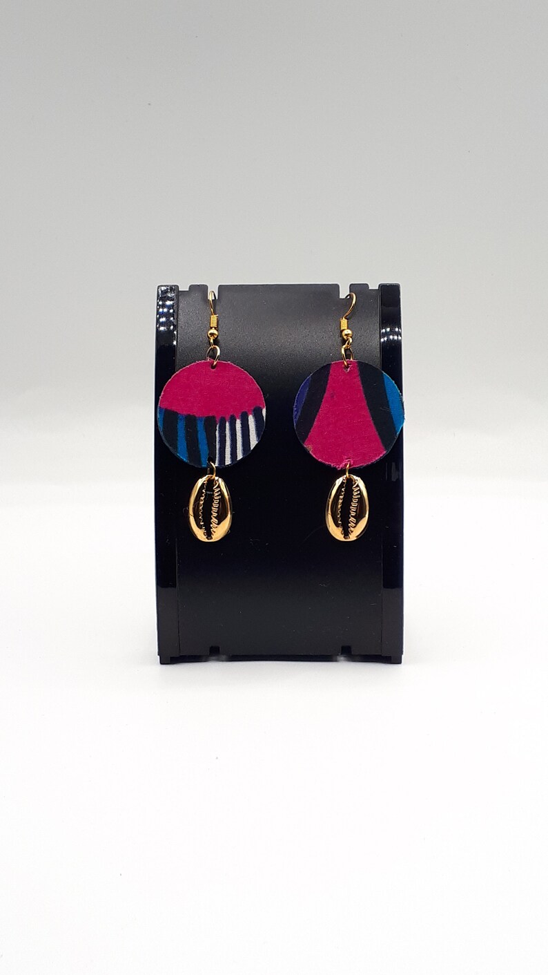 Boucles d/'oreilles et tissu wax cauri coquillage dore