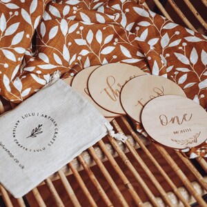 13 Botanische Holzscheiben | Baby Meilenstein Karten | Babyparty | Neugeborenen Geschenk | Hallo Welt | Unisex | Monatlich | Nachhaltig