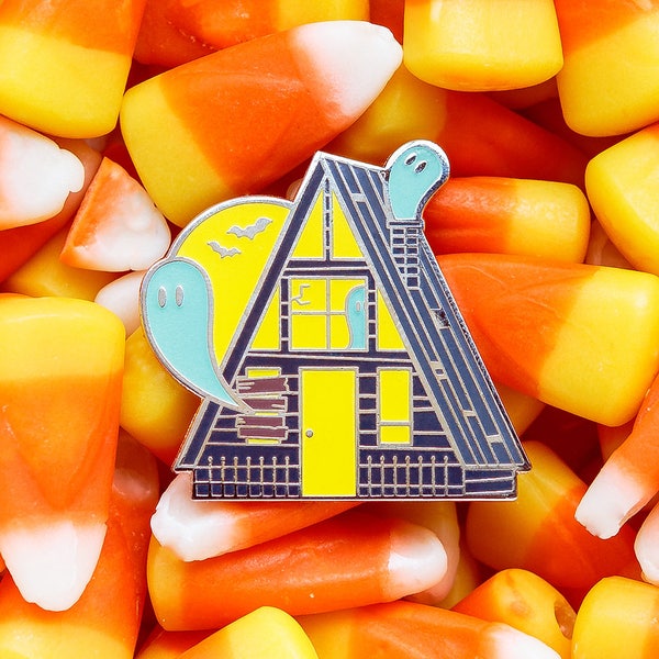 Haunted Halloween A-Frame Emaille Anstecknadel Anstecker // Geisterhaus Geist Leuchten Im Dunkeln Gruselig Gruselig Vintage Camping Abenteuer Erkunden