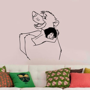 Puede incluir: Pegatina de pared de arte de línea en blanco y negro de un oso abrazando a una niña. El oso está sonriendo y la niña está durmiendo.