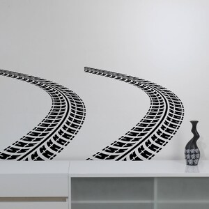 Calcomanía de vinilo para pared con pistas de neumáticos, pegatina para coche, cama, arte de pared, carreras en carretera, artículos para el hogar, habitación de niños, dormitorio, decoración de garaje, póster ttr2