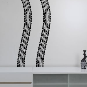 Calcomanía de pared con huellas de neumáticos, pegatina de vinilo con rastro de coche, decoraciones artísticas de carreras en carretera para el hogar, artículos para el hogar, habitación de niños, dormitorio, decoración de garaje ttr1