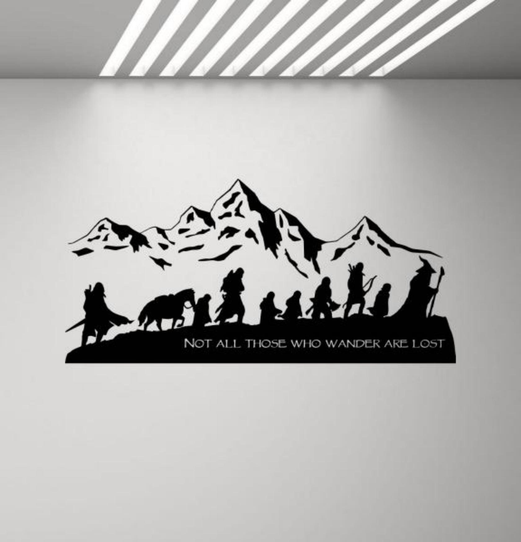 Targa In Metallo 30x30 Cm Con Scritta 'Not All Those Who Wander Are Lost' - Poster Foresta Blu - Arredamento Rustico Per Cameretta, Garage, Bar