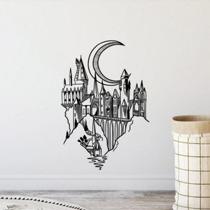 Pode incluir: Adesivo de parede em silhueta preta e branca do castelo de Hogwarts com uma lua crescente acima. O castelo está situado em um penhasco com uma ponte que leva a ele.