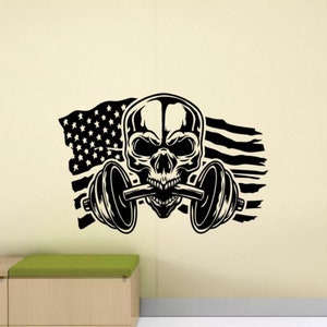 Peut inclure: Illustration en noir et blanc d'un crâne soulevant une barre, avec un drapeau américain en arrière-plan.