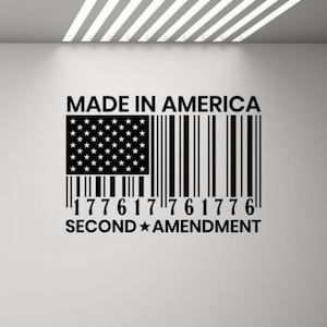 Può includere: Grafica in bianco e nero con la scritta "MADE IN AMERICA" sopra una bandiera americana stilizzata e un design a codice a barre. Il codice a barre include i numeri "1776" e le parole "SECOND AMENDMENT".