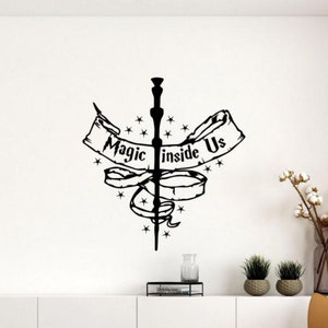 Puede incluir: Pegatina de pared en blanco y negro con una varita mágica y una pancarta que dice "Magic inside Us".