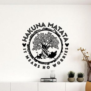 Può includere: Adesivo da parete in bianco e nero con un cerchio con le parole "Hakuna Matata It Means No Worries" che circondano un albero con animali.