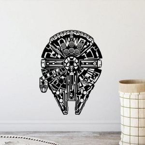 Op de afbeelding: Zwart-witte silhouet van het Millennium Falcon-ruimteschip uit Star Wars. Het ruimteschip is afgebeeld in een gedetailleerd, ingewikkeld ontwerp.