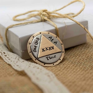 Personalized custom AA sobriety remembrance gift commemorative coin Alcoholics Anonymous unity service recovery NA anniversary token ideas