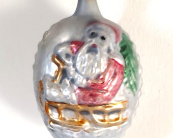 ヴィンテージガラスボールのサンタがそりに乗っているクリスマス