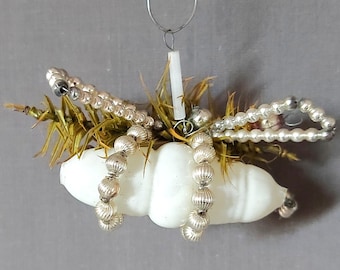 Adorno navideño antiguo de Gablonzer con cuentas de vidrio, abeja, pluma y rama de árbol, artículo de colección estilo bohemio de los años 20.