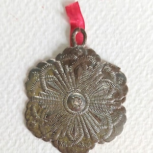 Antiguo Dresde adorno navideño medallón de papel raro coleccionable plata original