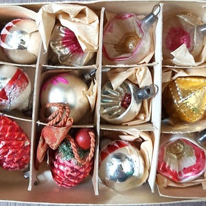 Pequeñas bolas antiguas y vintage, adornos navideños coleccionables de Alemania