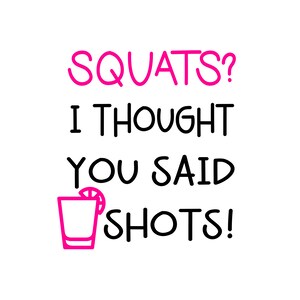 Peut inclure: Fond blanc avec le texte "SQUATS? I THOUGHT YOU SAID SHOTS!" en noir et rose. Un dessin rose d'un verre à cocktail avec une tranche de citron est également inclus.