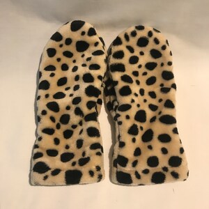 Op de afbeelding: Een paar zwarte en bruine handschoenen in luipaardprint van fleece in mitten-stijl.