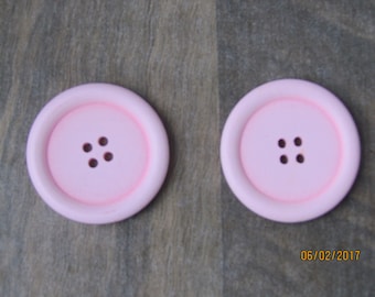 2 boutons de bois de couleur rose pâle, 40mm de diamètre, 4 trous