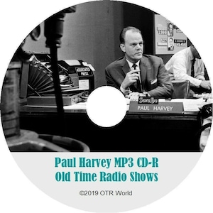 Puede incluir: Foto en blanco y negro de un hombre con traje sentado en un escritorio con un micrófono frente a él. La foto está en un CD-R con el texto "Paul Harvey MP3 CD-R Old Time Radio Shows ©2019 OTR World".