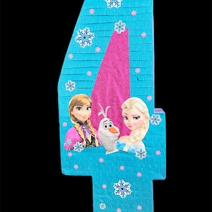 Pode incluir: Pinata azul em forma de n&uacute;mero 4 com uma faixa rosa brilhante. Apresenta imagens de Anna, Elsa e Olaf de Frozen, com flocos de neve e estrelas. Perfeita para uma festa de anivers&aacute;rio com o tema Frozen.