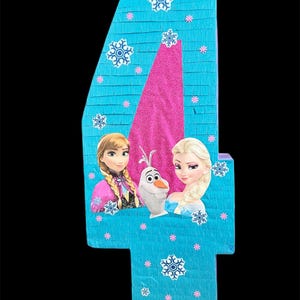 Pode incluir: Pinata azul em forma de n&uacute;mero 4 com uma faixa rosa brilhante. Apresenta imagens de Anna, Elsa e Olaf de Frozen, com flocos de neve e estrelas. Perfeita para uma festa de anivers&aacute;rio com o tema Frozen.