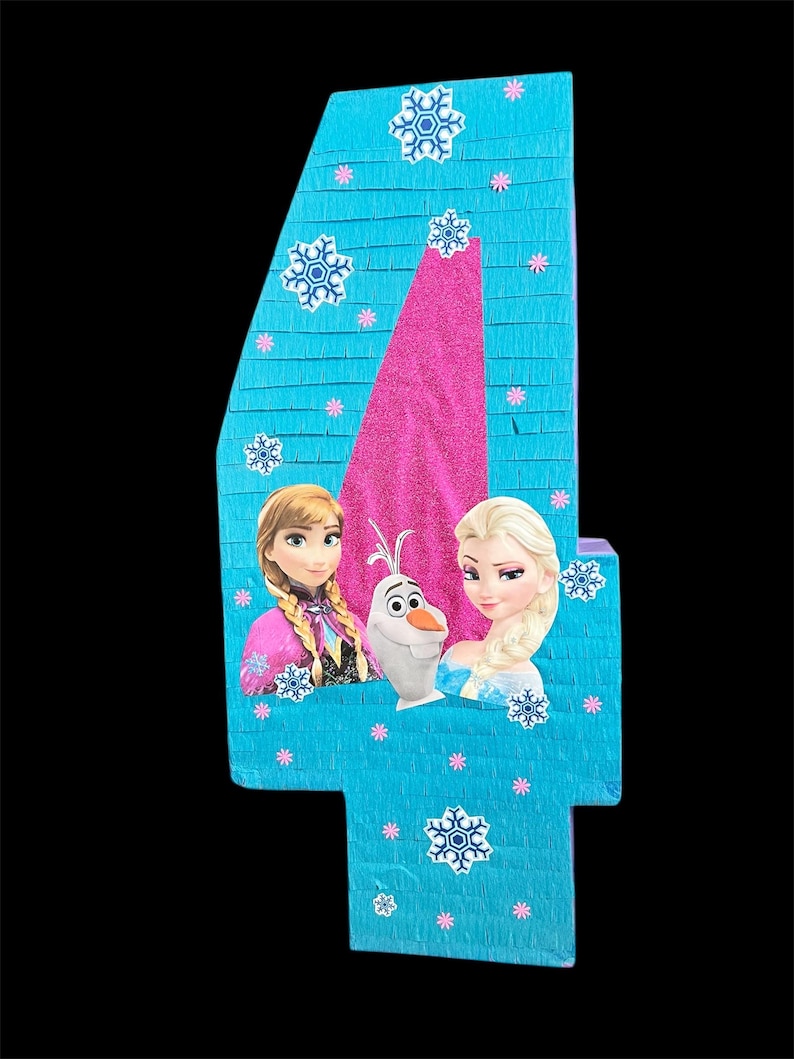 Pode incluir: Pinata azul em forma de n&uacute;mero 4 com uma faixa rosa brilhante. Apresenta imagens de Anna, Elsa e Olaf de Frozen, com flocos de neve e estrelas. Perfeita para uma festa de anivers&aacute;rio com o tema Frozen.