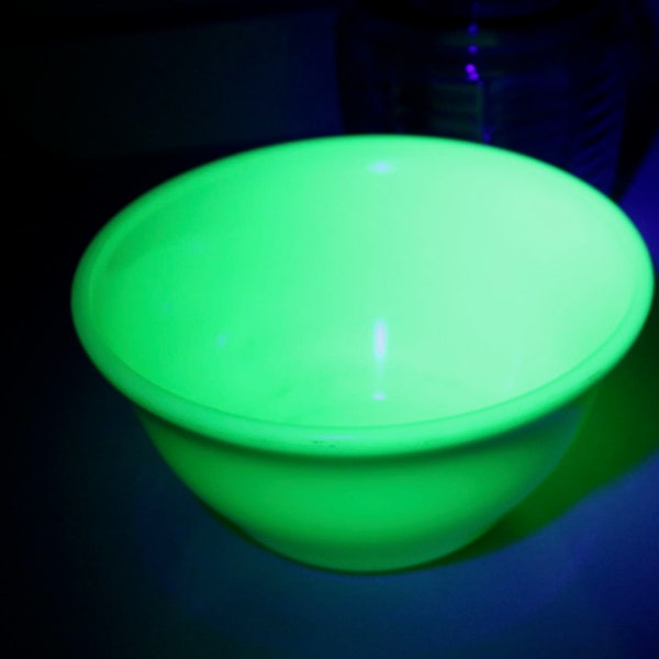 Vintage 9" McKee Jadeite Bell Shaped Mixing Bowl, Retro Kitchenalia, Uranium Glass Bowl, 1940s Kitchen Dishes, Gift for Hostess, SOME DAMAGE