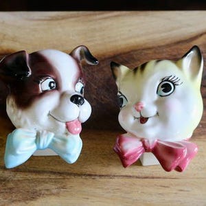 Vintage Dog & Cat Wall Pockets, Kitschy Cute Spring Decor, Dog w/ Blue Bow looks at Cat w/ Pink Bow, Collector Gift, Grannycore Wall Vases
