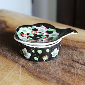 Vintage Floral Tea Strainer, Retro Kitchenalia, Cute Flower Tea Strainer with Drip Cup, Gift for Collector, Kitschy Cottagecore Kitchenware