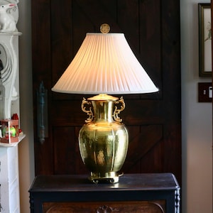 Vintage Hammered Brass Table Lamp, Retro End Table Light, Large Gold Urn Lamp with Pleated Shade, Housewarming Gift, Hollywood Regency Decor