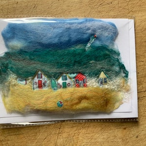 Wenskaart. Kustgezicht. Blanco binnenkant. Mooie natte vilten zeegezichtfoto. strandhutten of boten. Kust. Strand. Slechts één kaart