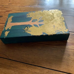Boîte en bois bleue et verte, oeuvre d'art fluide avec des feuilles d'or de 20 x 20 cm 8 po. par 5 po. image 4